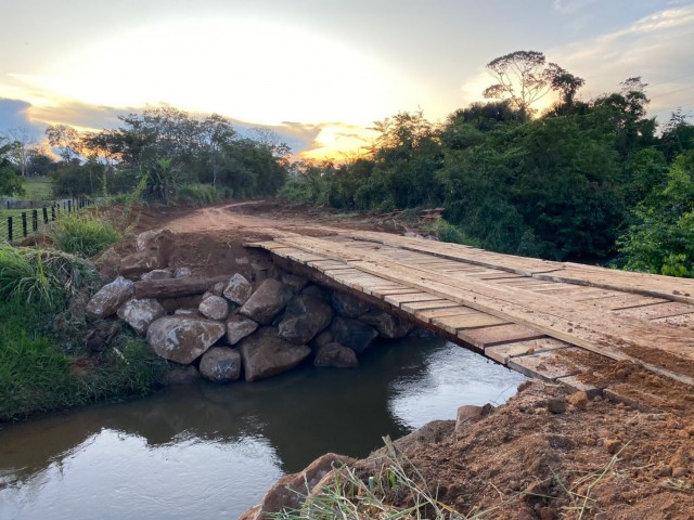 Prefeitura de Monte Negro constrói ponte em tempo recorde para solucionar problema de tráfego na LC-30.