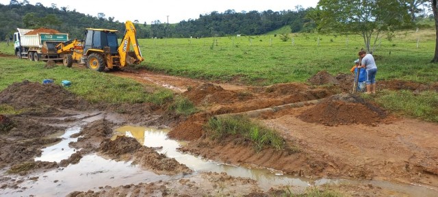 SEPAGRI realiza construção de bueiro e cascalhamento de estrada rural para facilitar acesso de produtor local