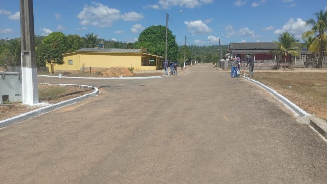 Prefeitura de Monte Negro realiza serviços de roçagem, limpeza e pintura na Vila do Massangana